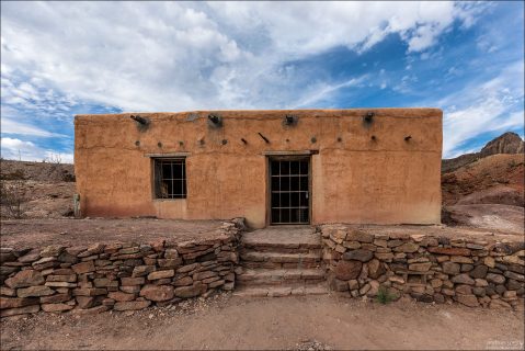 Само название Contrabando переводится как «контрабанда» — отсылка к пограничной теме и сюжетам о бандитах и рейнджерах.
После завершения съёмок декорации не были разобраны, постепенно начали разрушаться ветром, солнцем и дождями, и превратились в атмосферную «руину в пустыне».