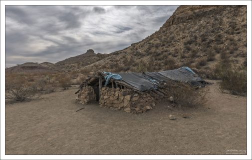 Землянка местного жителя Gilberto Luna – Luna’s Jacal. Джакал – глинобитное жильё, распространённое повсюду на юго-западе США и в Мексике.