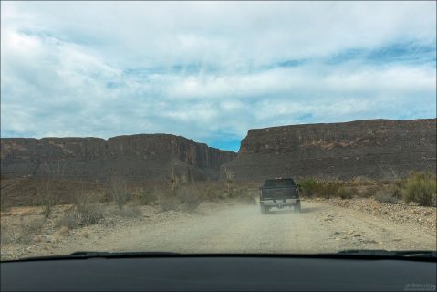 Старая пыльная дорога Old Maverick Rd к каньону Св. Елены. Слева Мексика, справа - США.