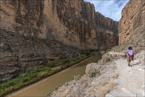 Рио-Гранде в каньоне Св. Елены перестаёт быть просто рекой и становится линией между мирами — не только географической границей между США и Мексикой, но и границей между пустынной равниной и каменной вертикалью.