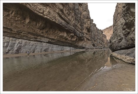 Относительно узкая Рио-Гранде в каньоне Св.Елены. Можно перейти вброд, пограничников нет. Левая скала - мексиканская.