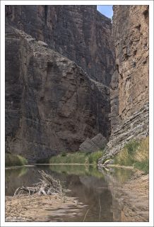 Высота стен в каньоне Святой Елены достигает 450–460 метров.