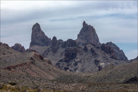 Mule Ears видны издалека и давно служат визуальным ориентиром для путешественников по этому району Биг Бенда.