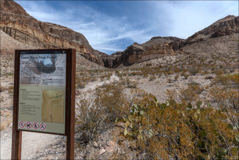 Lower Burro Mesa Pouroff — сухой водосброс (pouroff) в пустынном каньоне, где во время редких ливней вода обрывается со скального уступа, как мини-водопад.