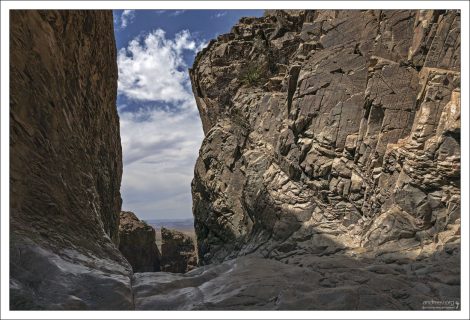 В конце тропы The Window Trail расположен каменный проём, вырезанный водой и временем. На закате солнце опускается ровно в это «окно», и свет заливает камень золотом и медью.