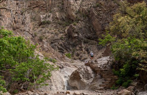 Тропа проходит по высохшему руслу с постоянным спуском и подъёмом.