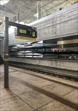 Остановка поезда City Light Rail (Bybanen) в аэропорту Бергена, Норвегия.