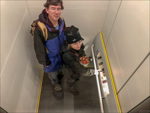 Лифт с прозрачной кабиной в здании, где расположены апартменты в Бергене.