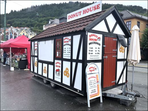 Передвижное кафе на набережной.