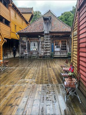 Реконструкции в районе Hansakvarteret Bryggen, но выполненные строго по средневековым технологиям.