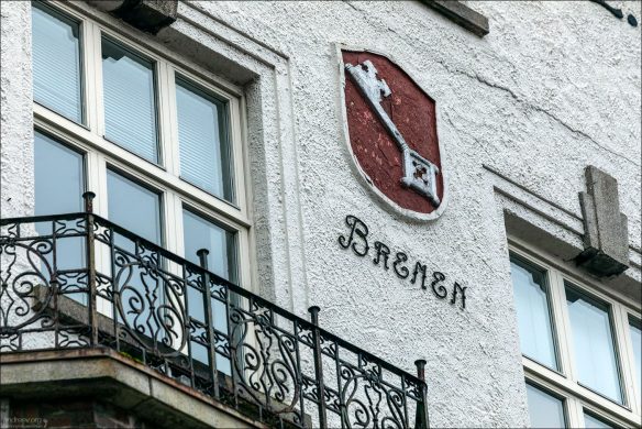 Надпись Bremen на стене — не указатель и не реклама.
В ганзейском районе дома назывались по городам, откуда были их владельцы.
Это — бывший склад бременских купцов, живое напоминание о торговой империи Ганзы.