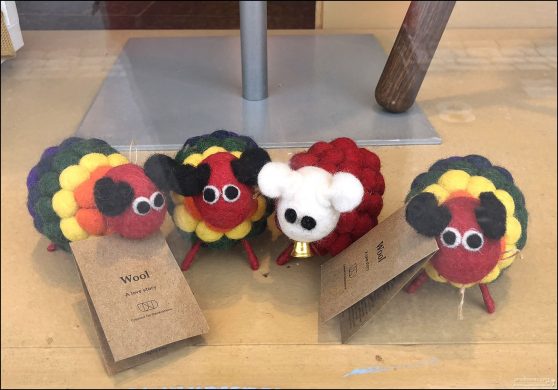 Магазин шерстяных сувениров, в том числе из овечьей шерсти.