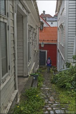 Улица Strangebakken - узкая, извилистая, с подъёмом (bakken = «склон»).