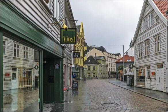 Улица Kong Oscars gate в Средние века была главной сухопутной дорогой Бергена. Названа в честь короля Оскара II, который правил Швецией и Норвегией в конце XIX века.
Но сама улица намного старше королевского названия.