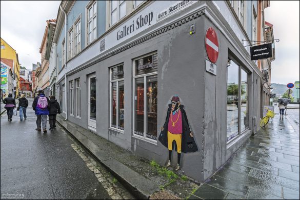 Улица Østre Skostredet - "Восточный сапожный переулок". В Средние века здесь располагались мастерские сапожников и кожевников. Ремесленные улицы часто получали названия по профессиям — это типично для старого Бергена.