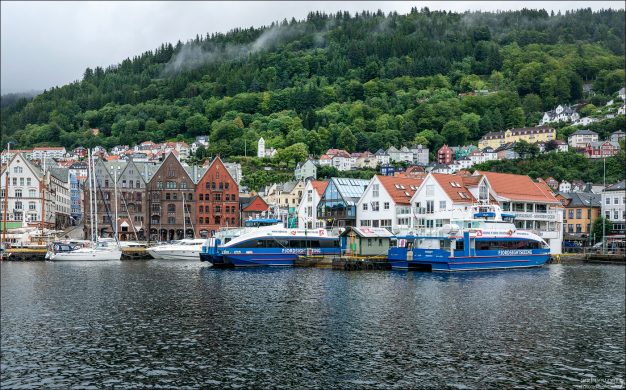 С 1979 года Bryggen входит в список ЮНЕСКО — как один из лучших сохранившихся примеров ганзейского торгового квартала в Европе.