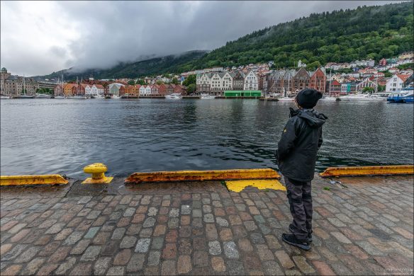 Историческая набережная Бергена — это прежде всего Bryggen, место, с которого город веками «смотрел» в море и торговал с Европой.