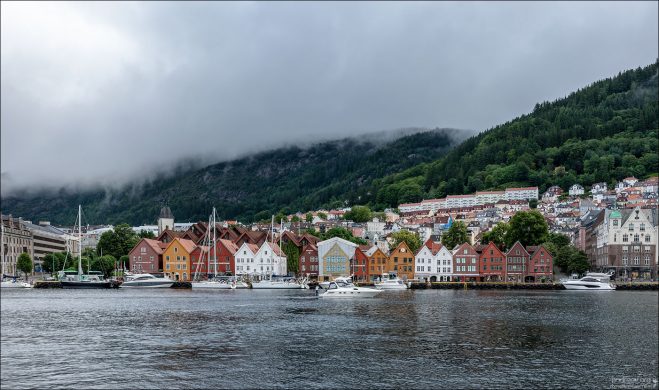 Утренний туман над набережной Bryggen.
