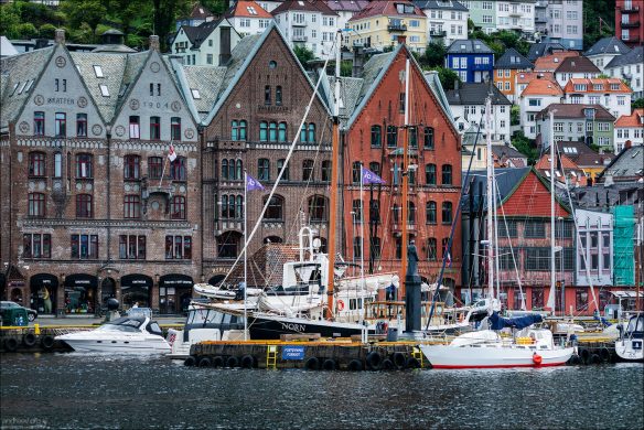 Дома на набережной Бергена стоят впритык, образуя непрерывный фасад вдоль воды.