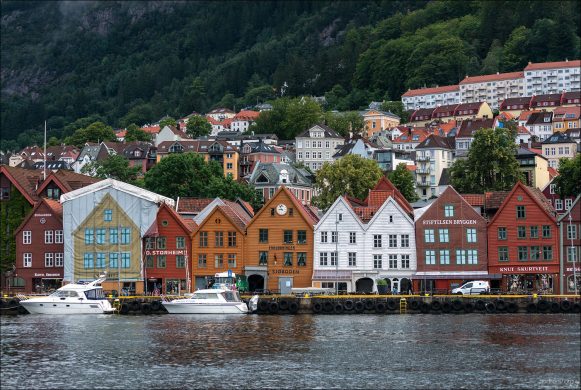 Застройка воссоздавалась по старым схемам, сохранив средневековую логику пространства.