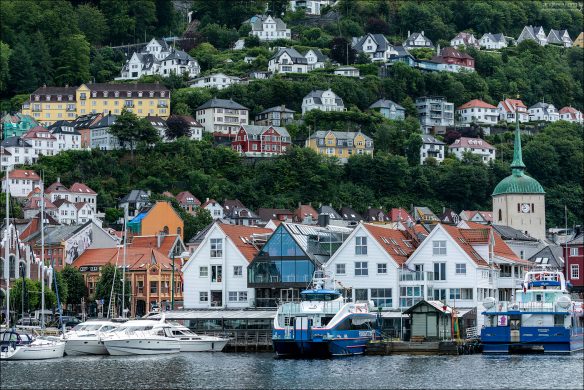 Сегодня Bryggen — это мастерские художников и ремесленников, галереи, кафе, маленькие магазины.