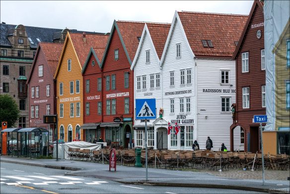 С XIV века Bryggen была опорным пунктом Ганзейского союза. Немецкие купцы контролировали экспорт сушёной трески (stockfish) и рыбьего жира,
а также импортировали зерно, соль, вино, ткани.