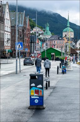 Дома на набережной стоят впритык, образуя непрерывный фасад вдоль воды, а узкие проходы ведут во внутренние дворы.