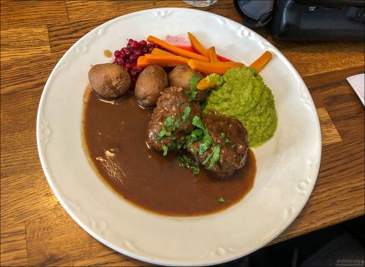 В ресторане "Pingvinen" со специализацией на простой норвежской кухне.