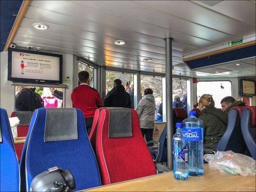 В салоне прогулочного туристического судна Fjordsightseeing.