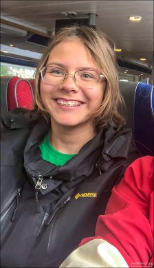 Саша в салоне туристического катамарана.