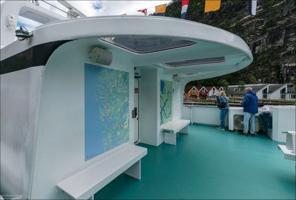 Современный дизайн экскурсионного катамарана.