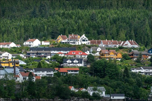 Яркие дома на склонах Остерфьорда.