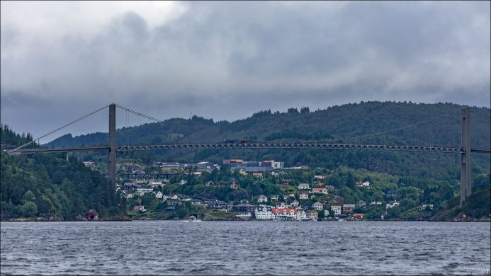 Hagelsundbrua — подвесной мост через пролив Hagelsundet на пути из Бергена к деревне Mo.