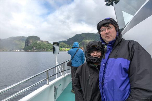 Саша и Илья на верхней палубе прогулочного судна во время экскурсии по фьорду.
