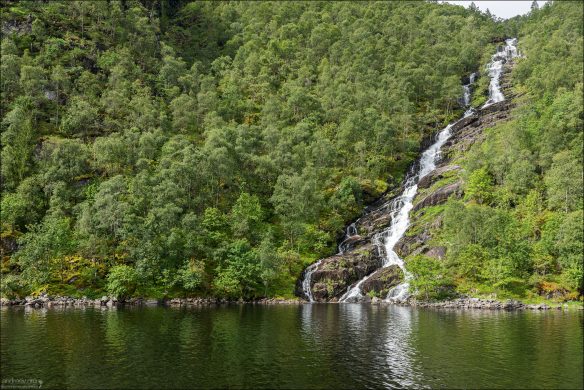 Один из водопадов в проливе Mostraumen Strait.