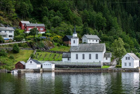 Приходская церковь Vike kyrkje на берегу фьорда.