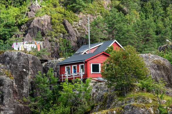 Простой норвежский дом на скалах.