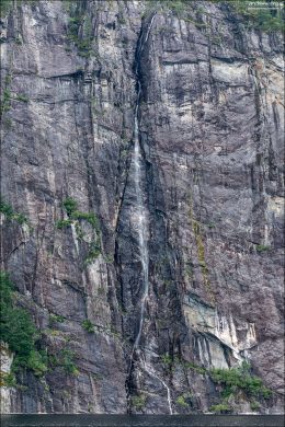 Водопад скалы Slottet.