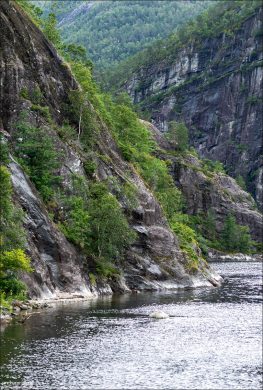 Извилистые берега фьорда Mofjord.