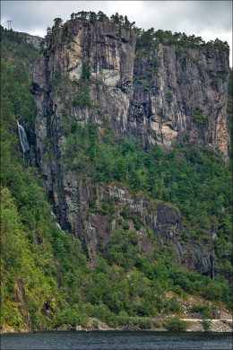 Гранитный блок Slottet ("Замок") возвышается на ~200 метров над фьордом Mofjord.