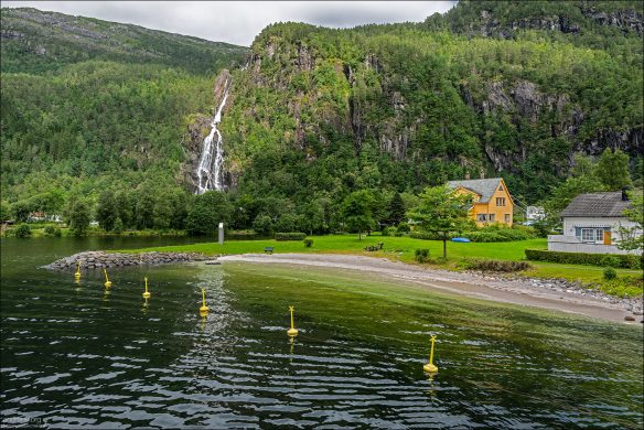 Kvernhusfossen - водопад высотой от 115 до 195 метров, расположенный к северу от деревни Мо. Известен большим объемом воды и пляжем у подножия.