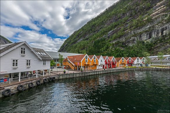 Живописная деревня Mo. Долгое время связь деревни с внешним миром была только по воде.