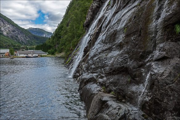 Водопад Bergsaafossen рядом с деревней Mo.