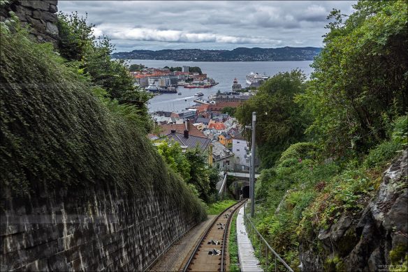 Фуникулерный путь на вершину горы Mount Fløyen в Бергене, Норвегия.