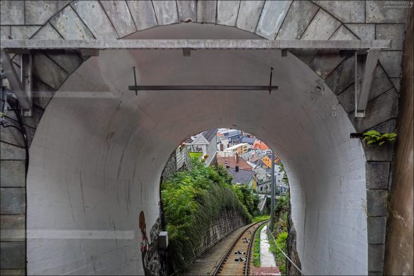 Туннель под станцией Skansemyren station на фуникулерной дороге Fløibanen.