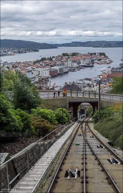 Проезд по фуникулерной дороге в Бергене занимает 6 минут в одну сторону.