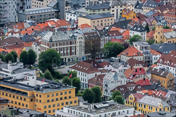 Плотный ковер черепичных крыш Бергена.