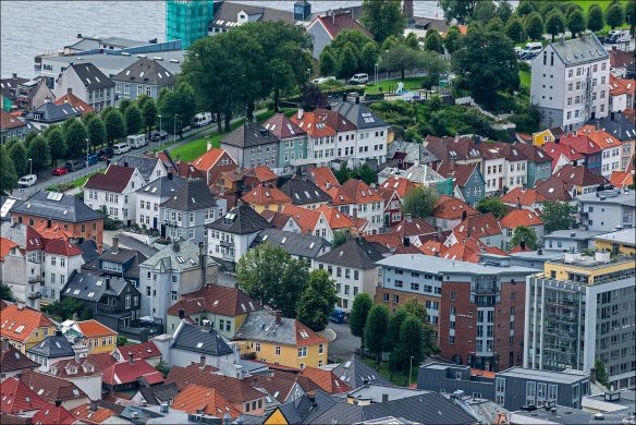 Черепица здесь не случайна: она устойчива к дождям и ветрам, хорошо держит тепло в сыром климате, и веками использовалась в прибрежных торговых городах Северной Европы.