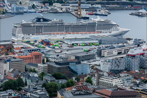 Пассажирское круизное судно MSC Preziosa (Швеция) в порту Бергена.