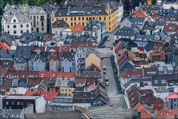 С высоты Берген выглядит как город из терракоты — крыши собирают его в тёплый, живой пейзаж между морем и горами.